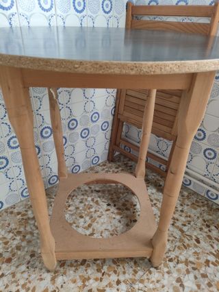 Mesa redonda negra y marrón