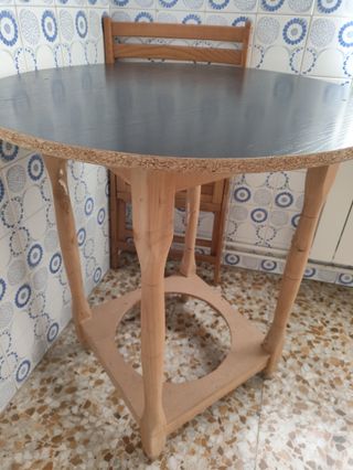 Mesa redonda negra y marrón