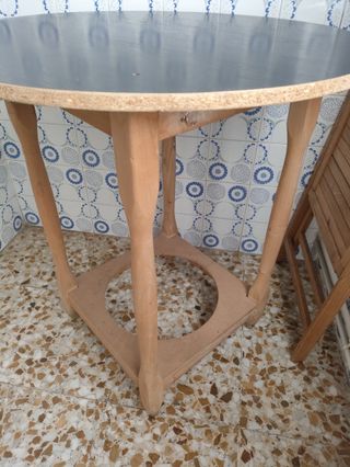 Mesa redonda negra y marrón