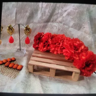 Pendientes Flamenca Dorados con Gota Roja