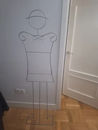 Galán de pie metálico plateado