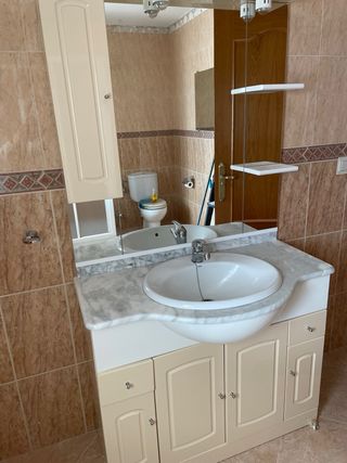 Mueble de baño beige con encimera de mármol