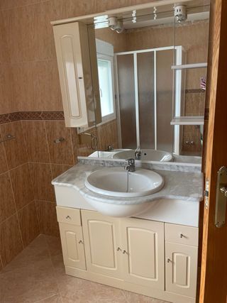 Mueble de baño beige con encimera de mármol