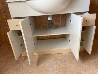 Mueble de baño beige con encimera de mármol