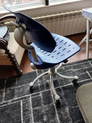 Silla de estudio azul y plateada