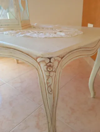 Tavolino bianco con decorazioni floreali