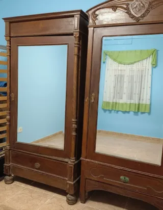 Par de armarios antiguos de madera con espejos