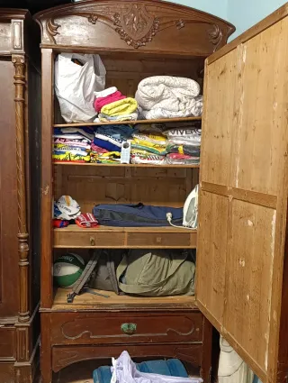 Par de armarios antiguos de madera con espejos