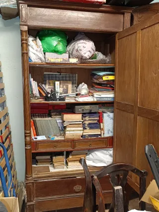 Par de armarios antiguos de madera con espejos