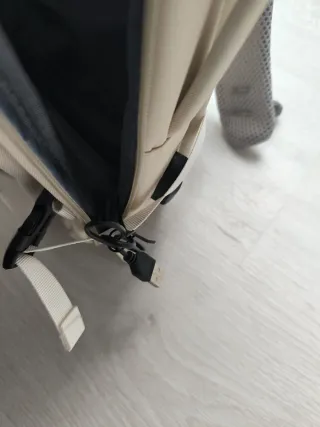 Mochila de viaje beige con USB