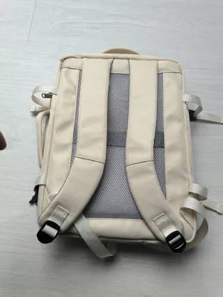 Mochila de viaje beige con USB
