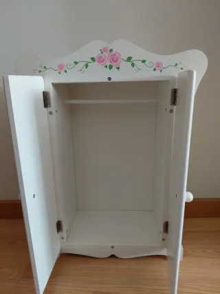 Armario para muñecas con diseño floral