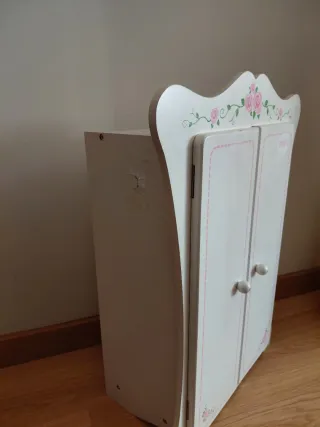 Armario para muñecas con diseño floral