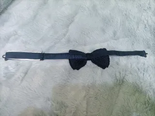 Pajarita negra tejida