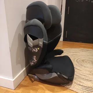Silla de coche negra marca CYBEX GOLD 15/36 kg