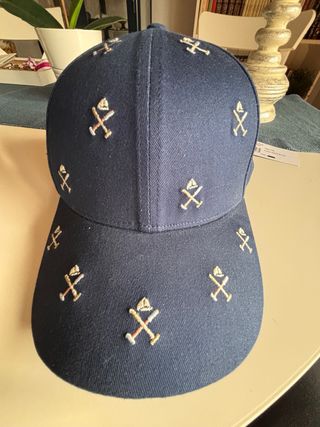 Gorra azul marino con detalles dorados