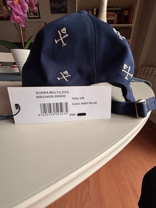 Gorra azul marino con detalles dorados