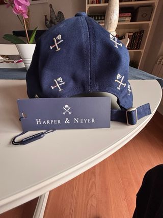 Gorra azul marino con detalles dorados