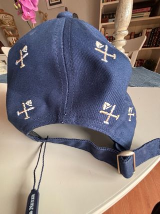 Gorra azul marino con detalles dorados