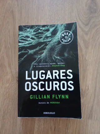 Lugares oscuros / Dark Places (Spanish Edition)
