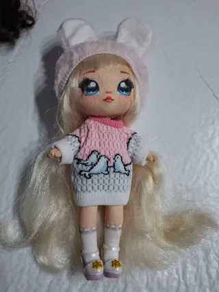 Muñeca na na Surprise con gorro conejito y bolso