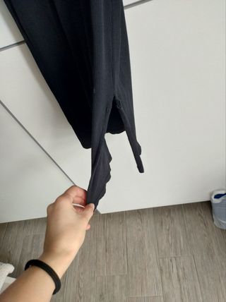 Abito nero aderente con spacco