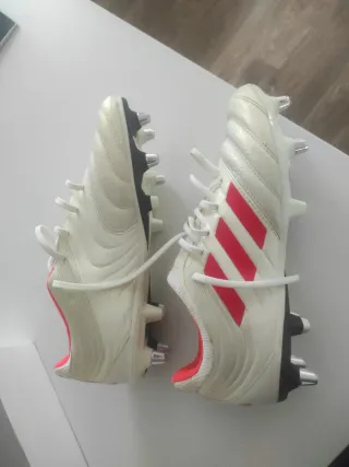 Botas de fútbol Adidas blancas y rojas