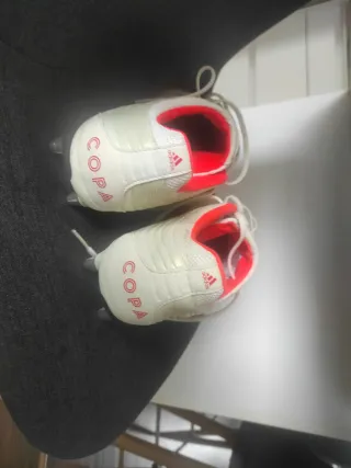 Botas de fútbol Adidas blancas y rojas