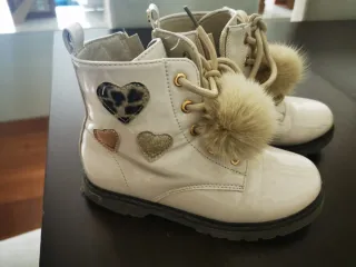 Botas niña charol blancas pompón y corazón