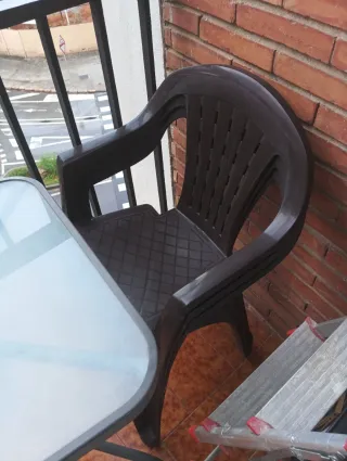 Mesa y 3 sillas terraza cristal