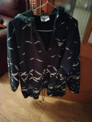 Cazadora Reebok azul  y blanca, venta en persona