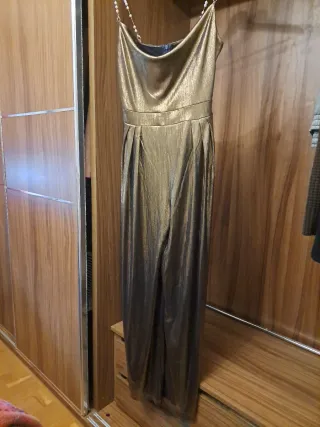 Mono dorado elegante