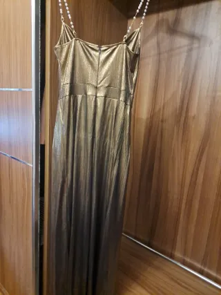 Mono dorado elegante