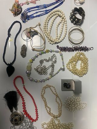 Lotto Bigiotteria Mista  più di 200 pezzi.