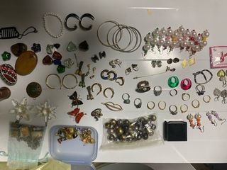 Lotto Bigiotteria Mista  più di 200 pezzi.