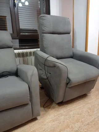 Sillón reclinable eléctrico con mando.