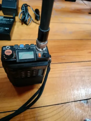 Alinco DJ-100T/E Walkie Talkie + Accesorios