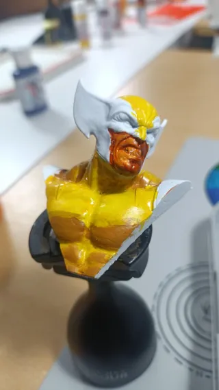 Busto de Lobezno/Wolverine pintada a mano.