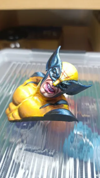 Busto de Lobezno/Wolverine pintada a mano.