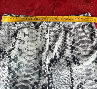 Pantalón campana estampado serpiente mujer