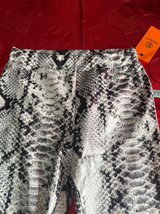 Pantalón campana estampado serpiente mujer
