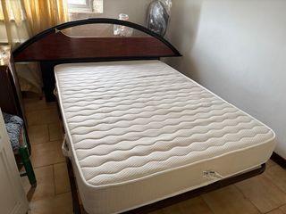 Cama con base de madera y estructura metálica 1,35