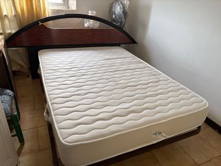 Cama con base de madera y estructura metálica 1,35
