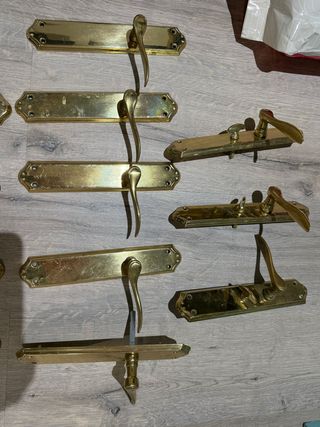 Manillas latón brillo 4 puertas y 3 con cierre