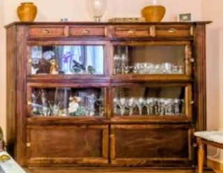Mueble madera maciza castaño con vitrinas de Arca.
