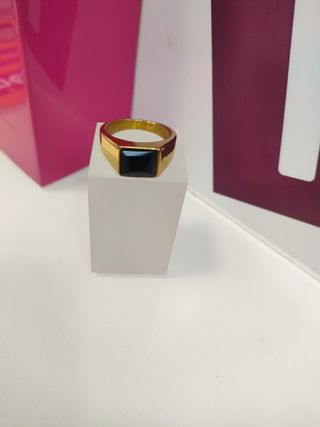 Anillo acero dorado con piedra negra cuadrada T21