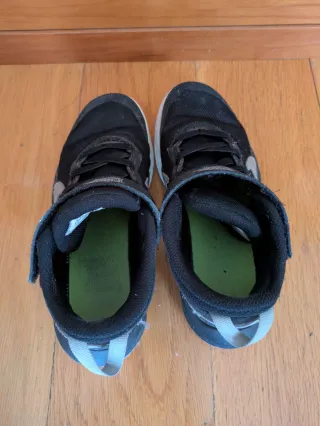 Zapatillas Nike Negras y Plateadas