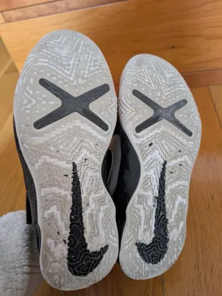 Zapatillas Nike Negras y Plateadas