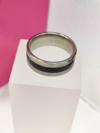 Anillo acero plateado con linea negra y diseño de greca T18