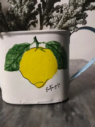 Annaffiatoio decorativo dipinto a mano con limone.